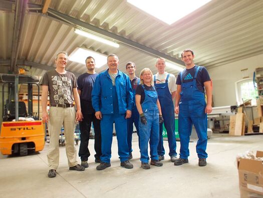 Ein Mitarbeiter-Team in der Fertigung im Jahr 2013