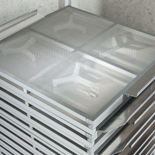 Vier moderne sternförmige Siebreiniger im Aluminium Siebrahmen des Kreuzjoch-Plansichters. Ausführung mit Noppen. Vier moderne sternförmige Siebreiniger im Aluminium Siebrahmen des Kreuzjoch-Plansichters. Ausführung mit Noppen.